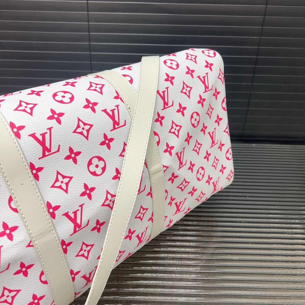 New V Logo Fashion Handmade BagsXC052025040105